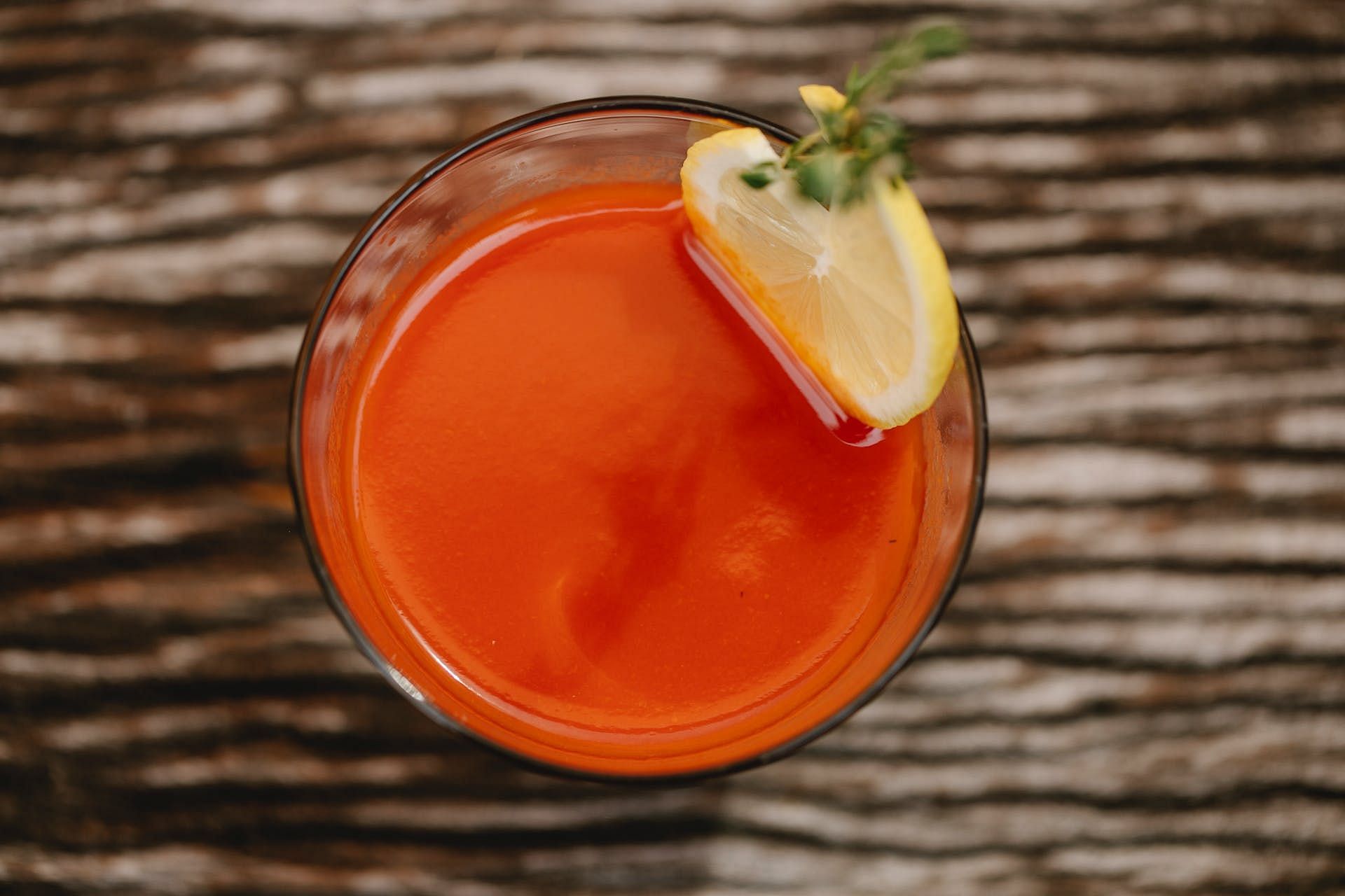 Tomato can be a very fulfilling juice for eyes (Image via Pexels/Charlotte May)